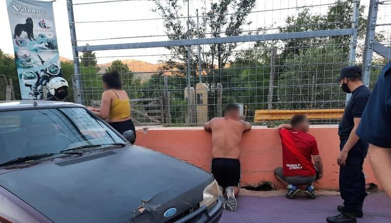 Potrero: detuvieron a dos jóvenes que le robaron a una mujer con armas blancas