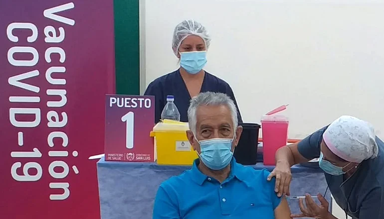 Alberto Rodríguez Saá se vacunó contra el coronavirus