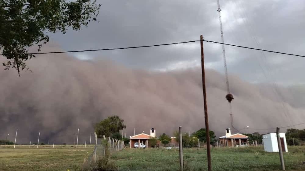 Una impresionante tormenta de tierra cubri por completo a un