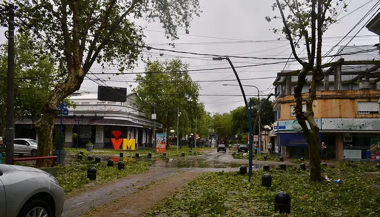 Piden a los vecinos quedarse en casa mientras restablecen los servicios 