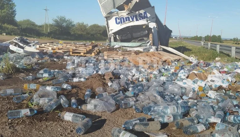 Un camión quedó destrozado en la Autopista Serranías Puntanas