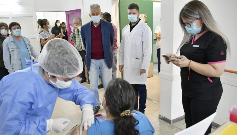 El Gobernador visitó a los abuelos que recibieron la primera dosis de la vacuna