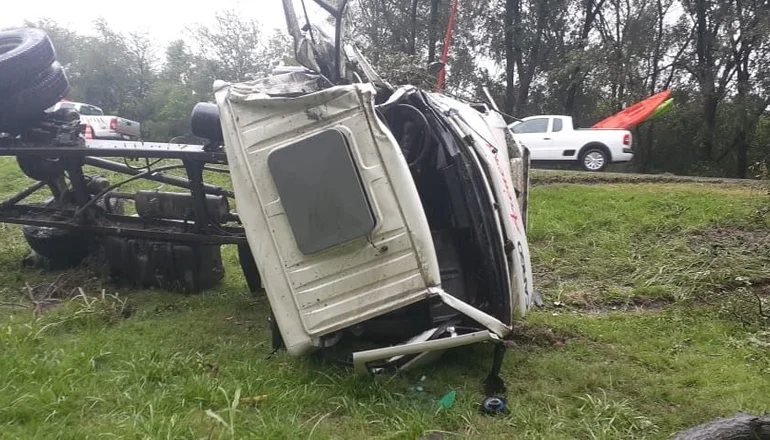 Perdió el control del camión y volcó en el cantero central de la ruta 9