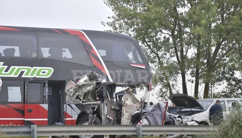 Trágico accidente en La Cumbre: chocaron un colectivo, un auto, una camioneta y un camión