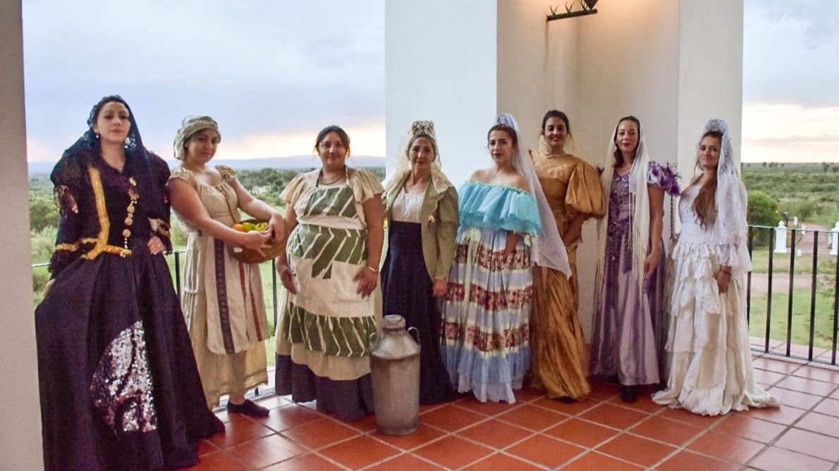 La moda colonial se pase por los pasillos del Cabildo de La Punta