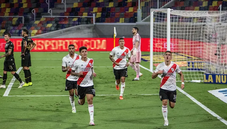 ¡Supercampeón! River goleó a Racing y festejó en Santiago