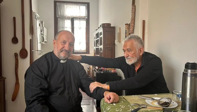 Alberto Rodríguez Saá visitó al obispo, Gabriel Barba, tras la muerte del Papa Francisco