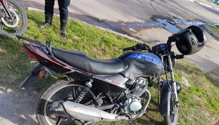 Asalto a una carnicería: los ladrones usaron una moto que acababan de robar