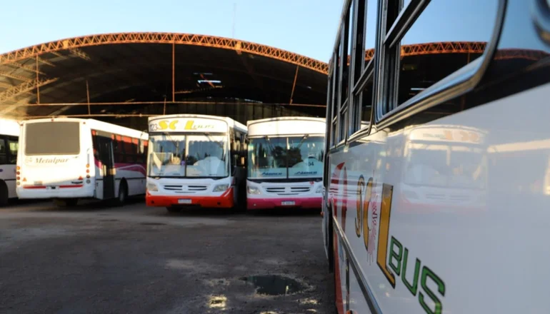 Interurbano: el paro continúa hasta que abonen los sueldos