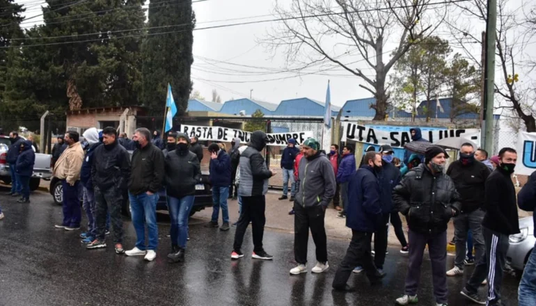 Los choferes de Transpuntano protestaron al frente de la empresa