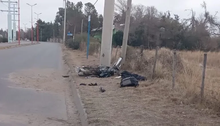 Un joven de 21 años murió al chocar con su moto un pilar de hormigón