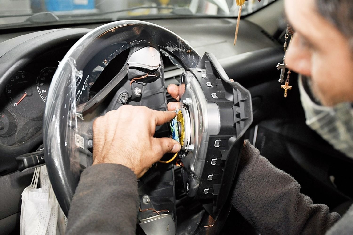 Una empresa de Alella crea el primer 'airbag' cervical para motoristas