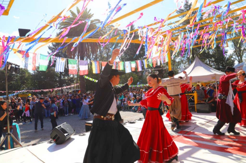 Unas 20 mil personas disfrutaron de la cuarta Fiesta de las Colectividades