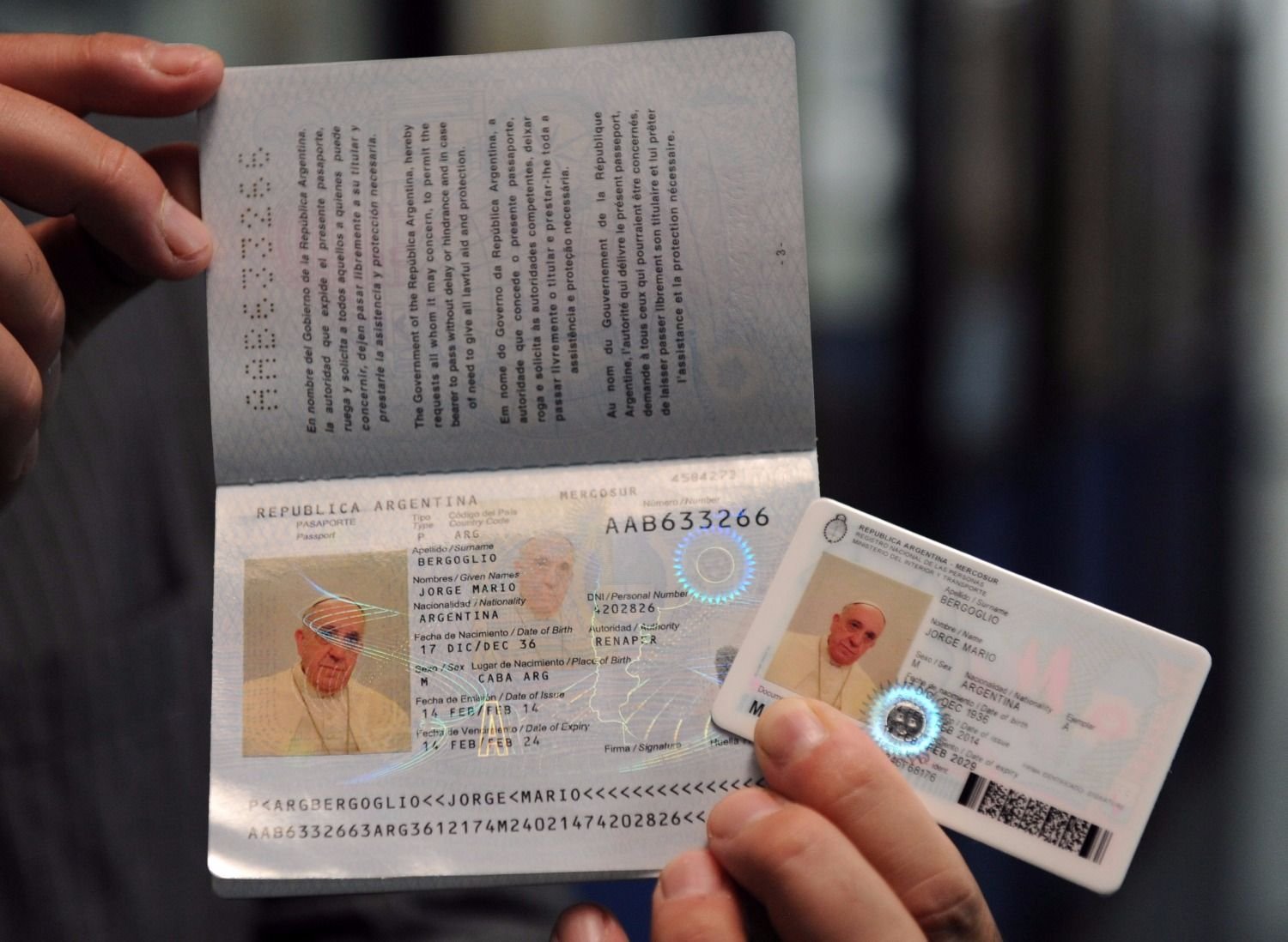 El pasaporte argentino permite viajar sin visa a 144 países
