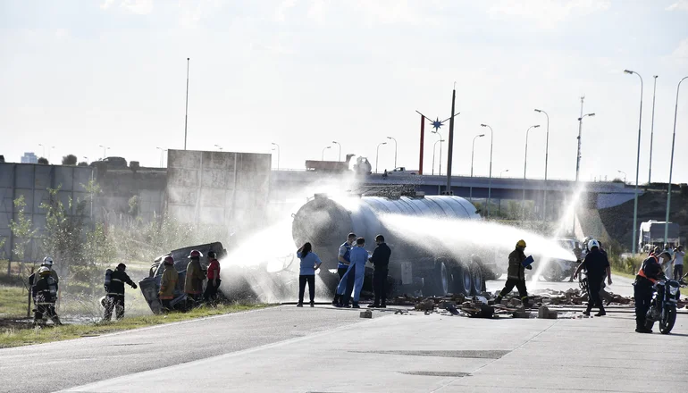 Dos camiones chocaron en la zona del puente de Donovan un conductor muri