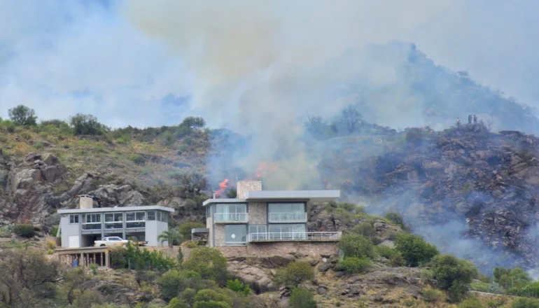 Continúan las tareas para combatir los incendios en Potrero de los Funes