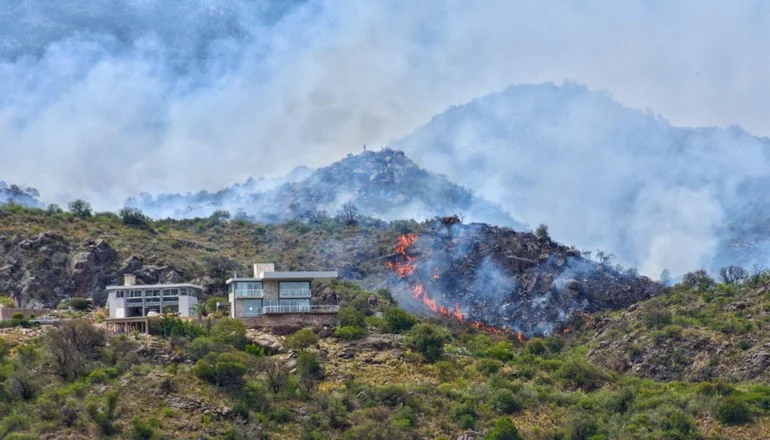 Continúan las tareas para combatir los incendios en Potrero de los Funes