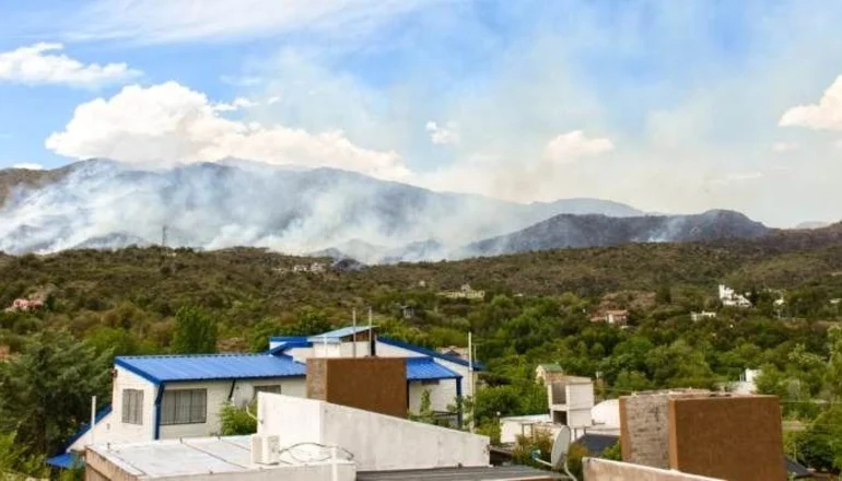 Continúan las tareas para combatir los incendios en Potrero de los Funes