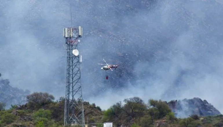 Continúan las tareas para combatir los incendios en Potrero de los Funes