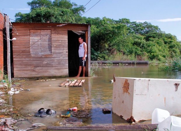 Un muerto y m s de 20 mil evacuados por las inundaciones en el