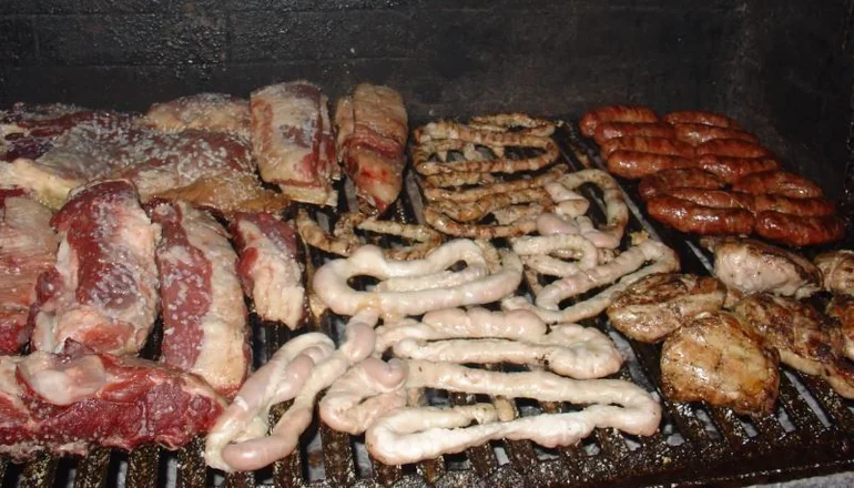 Afirman que los argentinos llevamos más de 200 años comiendo asado