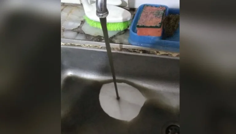 En parte de la ciudad comenzó a salir el agua turbia